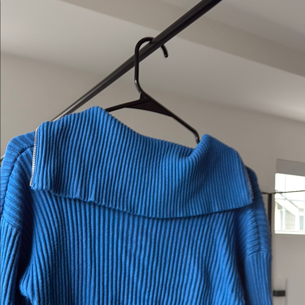 Cropped Blue Ribbed Sweater with Zipper - Picture 3 of 4